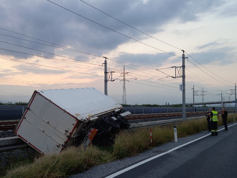 Einsatzfoto LKW-Unfall